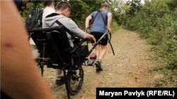 Волонтери піднімають у гори воїна з ампутацією кінцівок на «джульєтці»