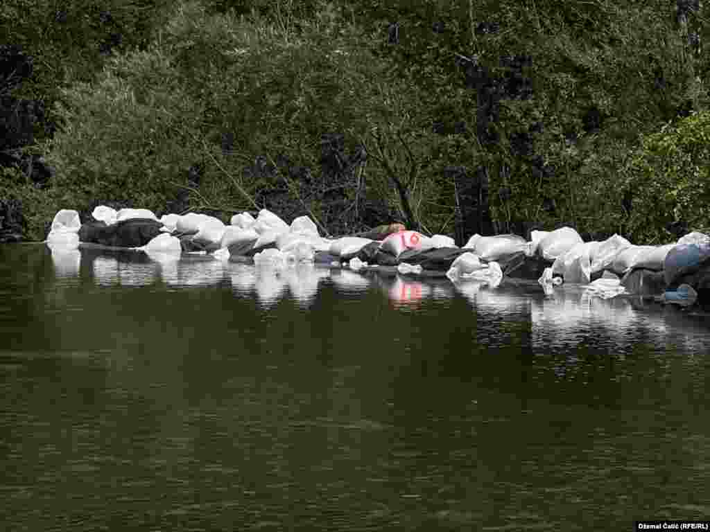 Vreće sa pijeskom mijenjaju vodeni tok na Vrelu Une, 25. juli 2024. 