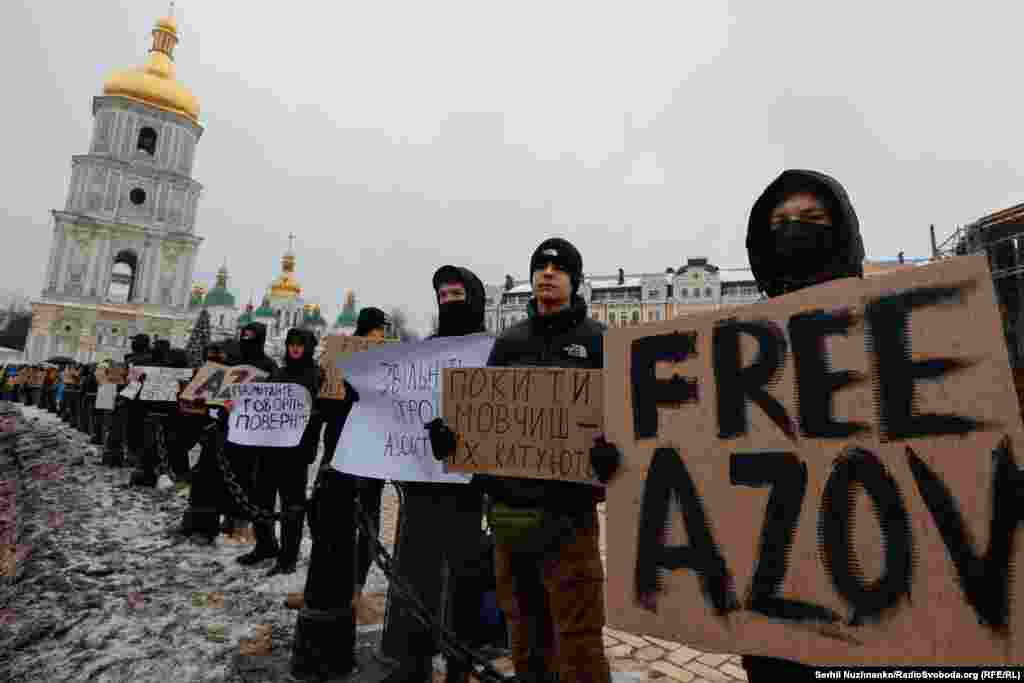 «Зараз усі у полоні свят, а хтось у полоні на свята» – з таким лейтмотивом вийшли близькі полонених на вулиці своїх міст, щоб ще раз нагадати про тих, хто зараз перебуває у російському полоні. Подібні акції  провели у Києві, Одесі, Луцьку, Кривому Розі, Миколаєві та ще кількох містах України та інших країн