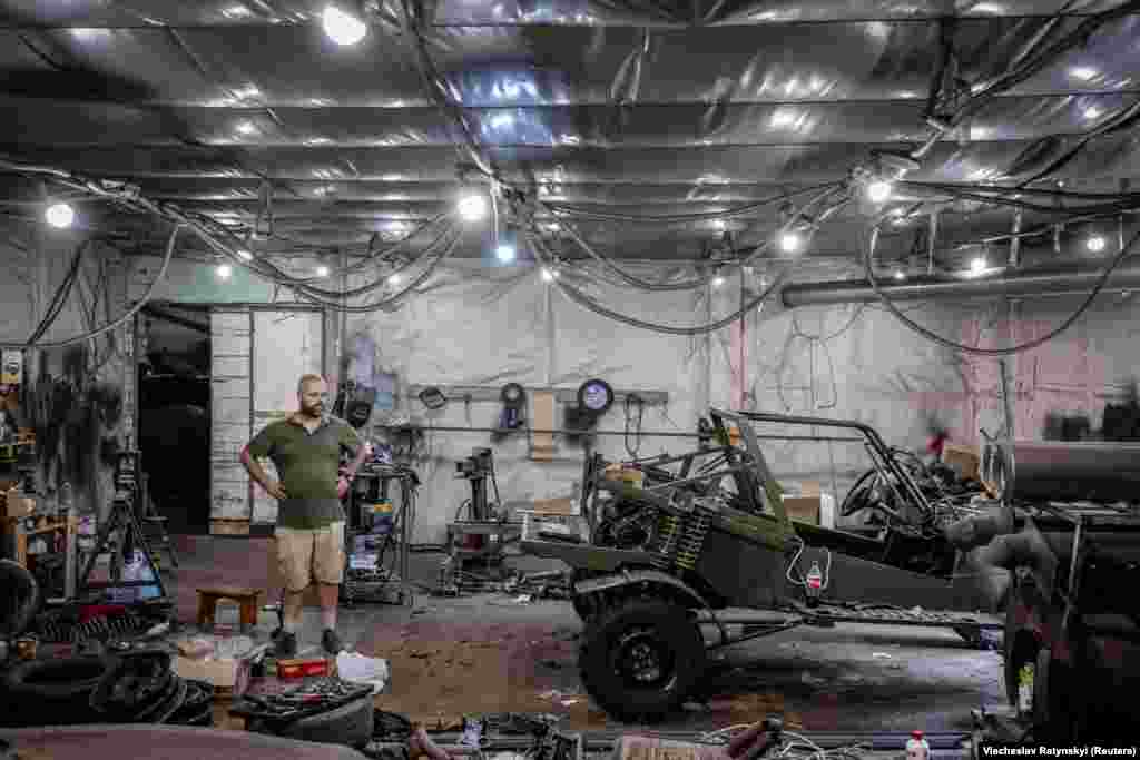 Володимир стоїть поруч із автомобілем Fast Attack у гаражі десь на півдні України. Він і його друг Дмитро проєктують і виготовляють маленькі автівки-багі високої прохідності для ЗСУ. 