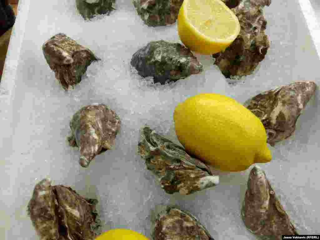 Kamenice čija je cijena 2,5 eura za komad, čuvaju se na ledu.