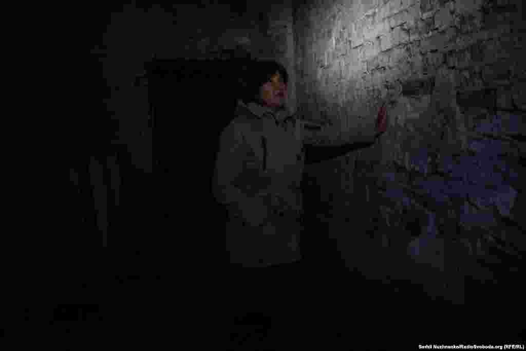 Пані Любові за допомогою волонтерів і друзів вдалося накрити дахом зруйнований будинок, щоб врятувати його від подальшої руйнації. Вона сподівається, що колись зможе його відбудувати.