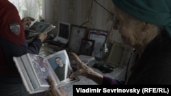 Полина Карловна и Марина рассматривают старые фотографии