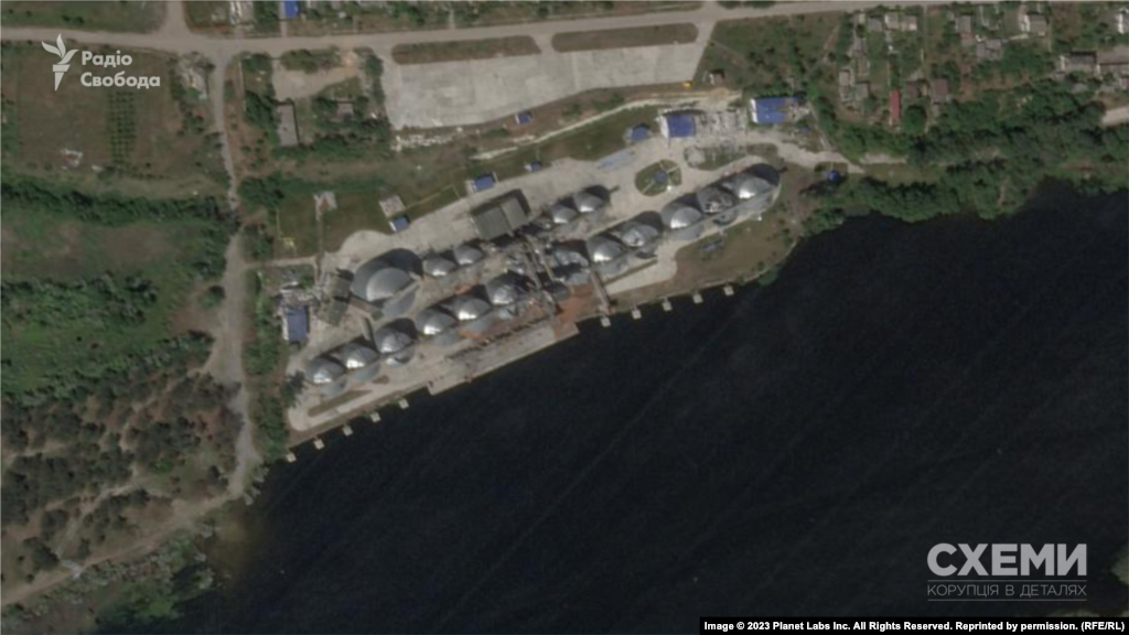 Від руйнування Каховської ГЕС залитий водою і правий берег Дніпра. На фото з супутника – один із обʼєктів у селищі, який постраждав – термінал компанії «Нібулон», він розташований неподалік від дамби. 6 червня / 4 червня  