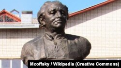 Пам’ятник видатному українському поету і перекладачу Борису Тену (1897–1983) в Житомирі