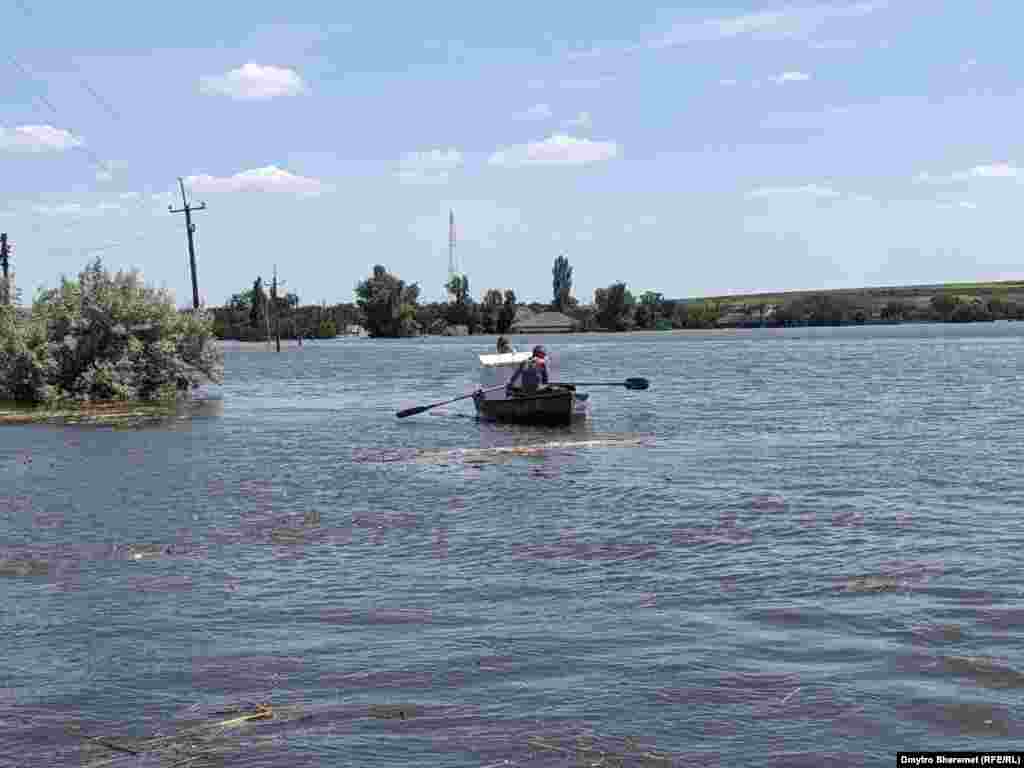 Люди рятують майно човнами