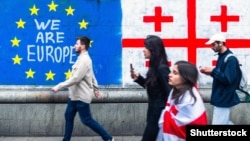 Флаги ЕС и Грузии на проспекте Руставели в Тбилиси