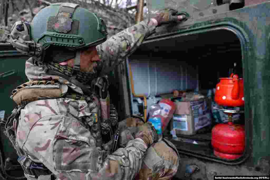 З «комфорту» в цій посадці біля Бахмуту в хлопців є лише гаряча кава