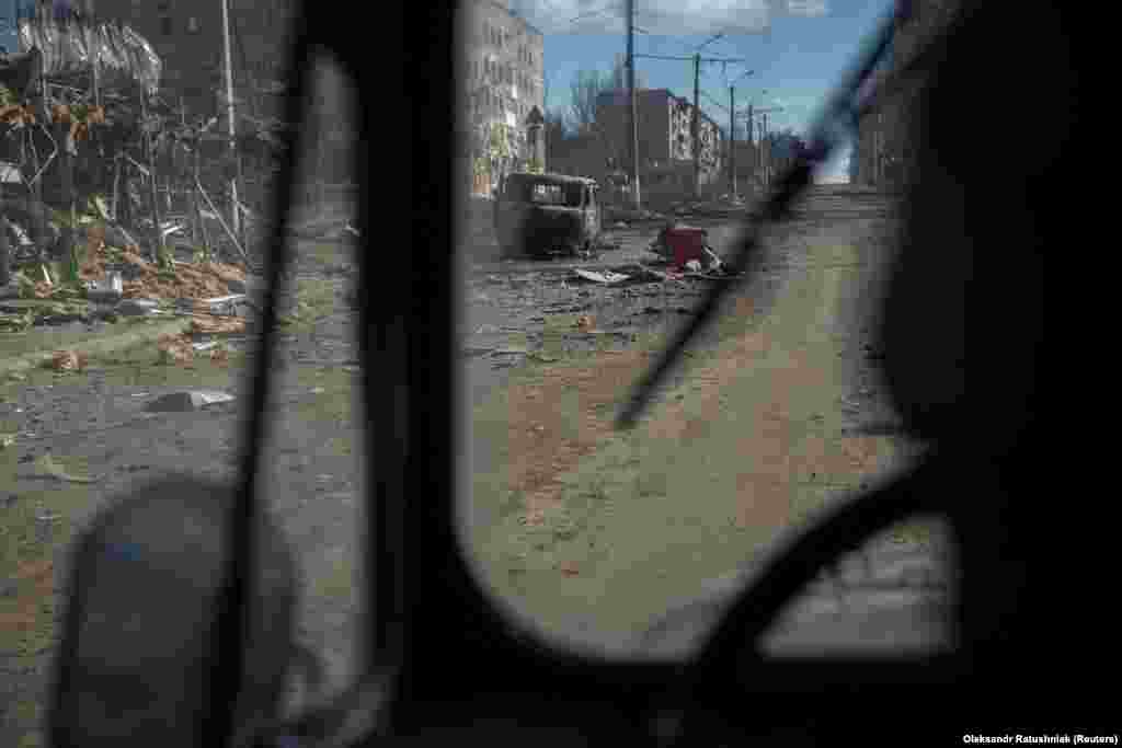 Вид з машини в Бахмуті 3 березня, того самого дня, коли Яна Рихліцька загинула поблизу охопленого бойовими діями міста. Ось уже понад пів року Бахмут є однією з найгарячіших точок у цій розв'язаній Росією війні