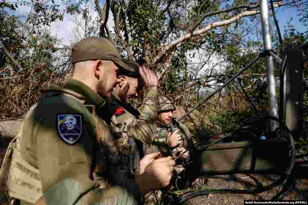Аеророзвідка підтверджує задимлення цілі, хлопці на емоціях обіймаються й кричать в рацію