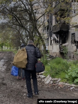 Волонтери евакуюють жителя прифронтового Вугледару (Архів Олександри Сахарук)