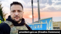Український президент Володимир Зеленський на острові Зміїний у Чорному мору, де він записав відеозвернення з нагоди 500 днів масштабної війни України з Росією, липень 2023 року