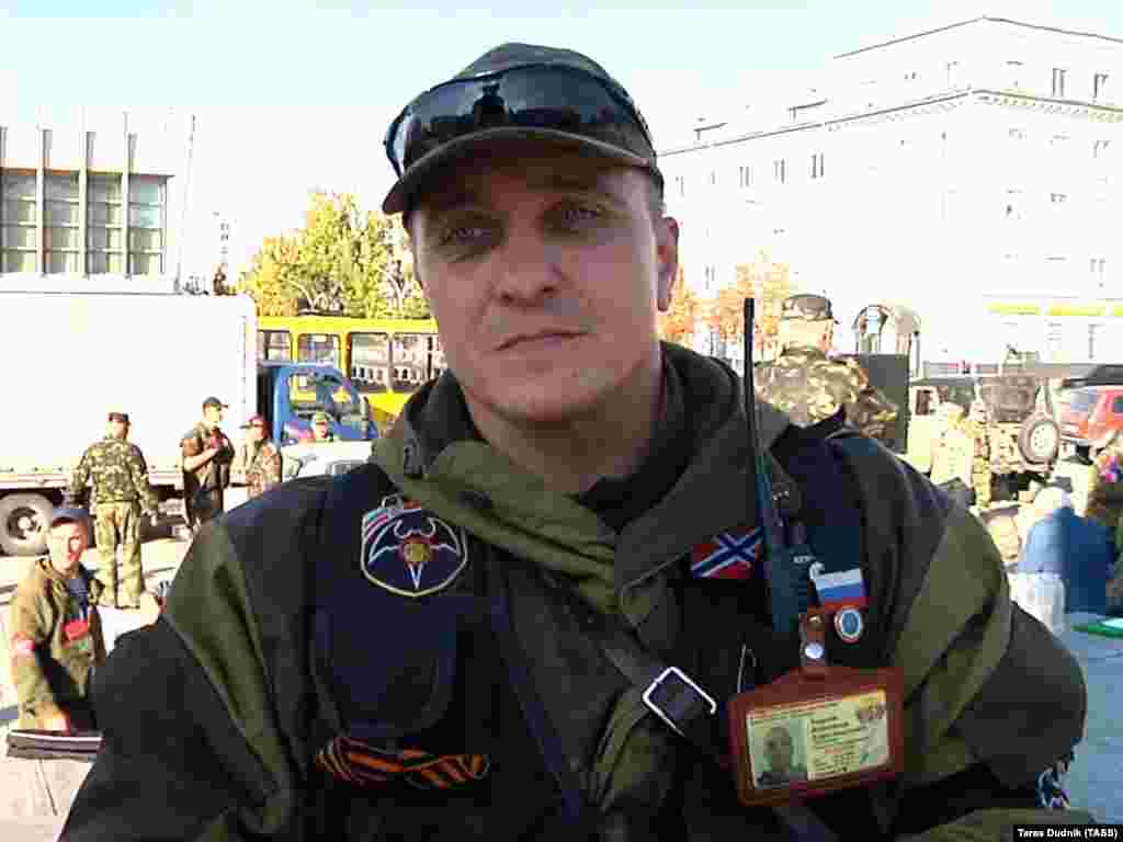 Александр Беднов, 1969–2015 После работы в советском ОМОН и распада СССР уроженец Луганска Беднов служил в Министерстве внутренних дел Украины. Во время событий 2014 года на востоке Украины Беднов создал сепаратистское ополчение, которое начало патрулировать Луганск. Некоторое время он занимал должность фактического министра обороны самопровозглашенной "ЛНР". В январе 2015 года Беднов ехал в колонне машин, которая подверглась обстрелу из гранатометов. Он и еще шесть человек погибли. Вскоре после этого власти "ЛНР" заявили, что на самом деле он погиб при сопротивлении аресту, и заявили, что Беднов был в розыске за похищение и пытки местных жителей. Один из лидеров сепаратистов, ныне находящийся под стражей в России Игорь Гиркин, назвал убийство Беднова "бандитской засадой".