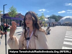 Анастасія Савка показує перстень нареченої