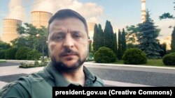 Президент України Володимир Зеленський під час вечірнього звернення на території Рівненської атомної електростанції, 1 липня 2023 року
