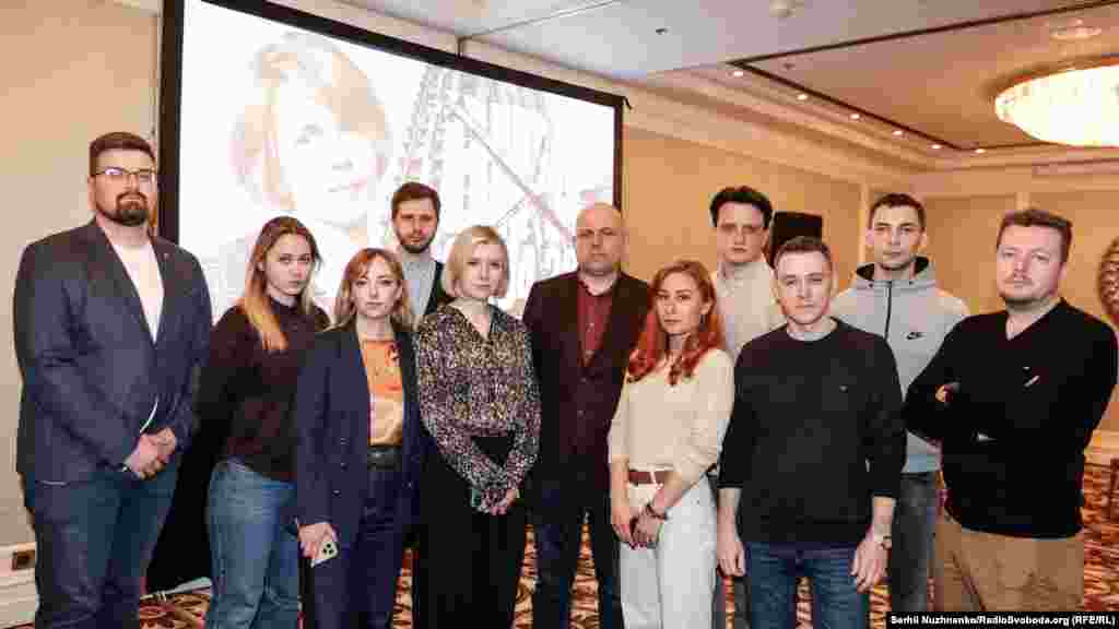 Команда журналістів програми розслідувань «Схеми» (Радіо Свобода) під час презентації фільму-розслідування «Віра» до річниці загибелі своєї колеги, продюсерки та журналістки Радіо Свобода Віри Гирич, Київ, 29 квітня 2023 року