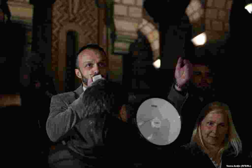 Profesor prava Dejan Mirović (na fotografiji) izrazio je negodovanje što je njihov skup zabranjen, dok su skupovi podrške Ukrajini bili održani tokom dana. Rekao je da je zahtev skupa puštanje uhapšenih zbog incidenata na protestu 15. februara ispred Predsedništva Srbije.