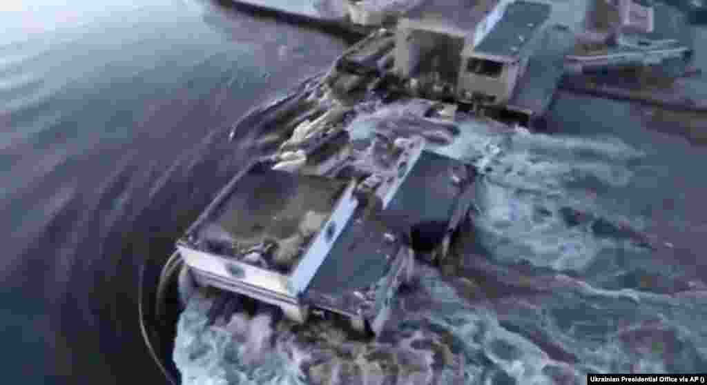 У Херсонській ОВА повідомили, що потенційною зоною затоплення є щонайменше десять сіл та частково Херсон. Кореспондент Радіо Свобода повідомив вранці про підтоплення херсонського мікрорайону Острів. Як повідомив в ефірі Радіо Свобода речник Херсонської ОВА, на правобережжі Херсонської області через загрозу затоплення евакуюють близько 16 тисяч людей