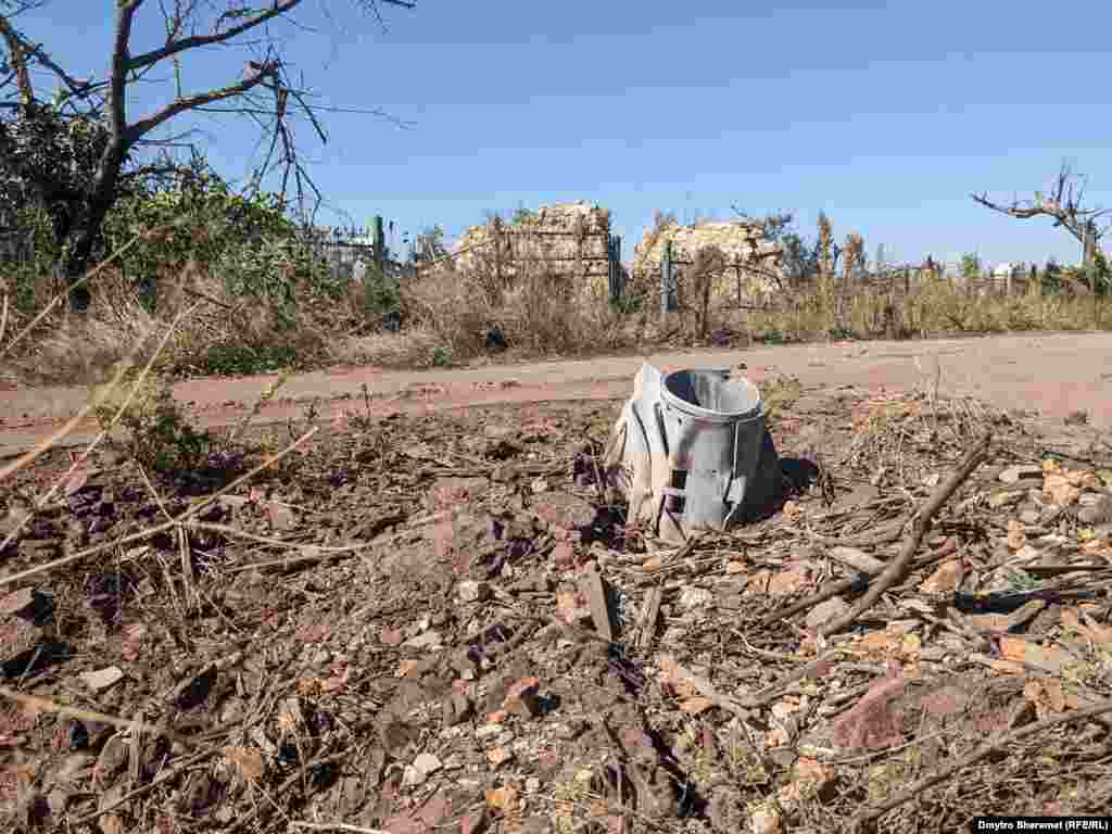 За словами місцевих: наразі у селі живуть усього з десяток людей.