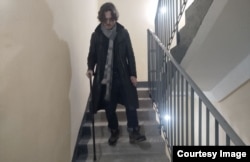 Леонид Чалый ходит с палочкой из-за старой травмы колена