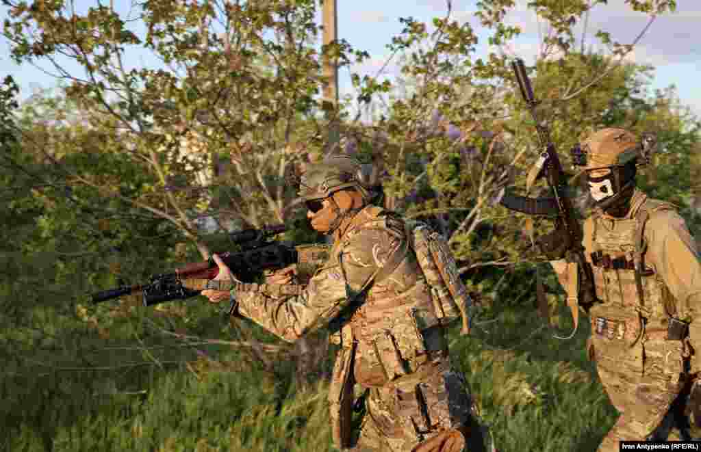 Бійці 35-ї бригади відпрацьовують захоплення будівель. Херсонщина, квітень 2024 року