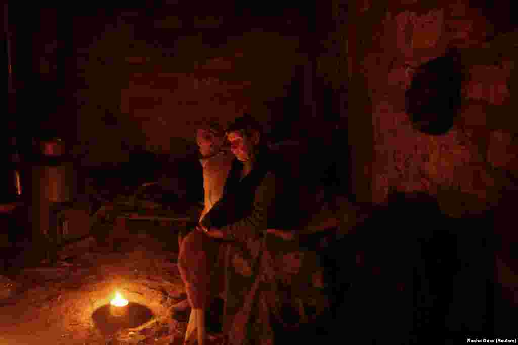 Освітлений свічками льох, який їхній покійний син Олександр побудував як склад для продуктів, тепер є їхнім домом  