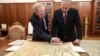 Голова Конституційного суду Росії Валерій Зорькін показує карту президенту РФ Володимиру Путіну, на якій вони не помітили України. Москва, 23 травня 2023 року