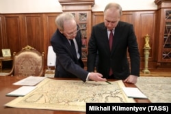 Голова Конституційного суду Росії Валерій Зорькін показує керівнику РФ Володимиру Путіну мапу Московії і прилеглих територій, на якій російський керманич не помітив України. Москва 23 травна 2023 року