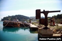 Ova fotografija prikazuje pogled na malu luku na ostrvu Sazan, april 2015.