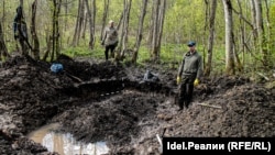 Так выглядит "санитарное захоронение", обнаруженное поисковиками из Татарстана в последней экспедиции под Ржев. Тела по меньшей мере 11 советских солдат были свалены в воронку от взрыва. Установить имена погибших не удалось.