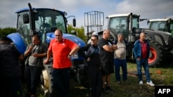 ევროკავშირის ფერმერები რეგულარულად ბლოკავენ უკრაინის საზღვრებს უკრაინული საქონლის ექსპორტის მიმართ პროტესტის ნიშნად, უკრაინაში წარმოებული იაფი საქონლით, მათი თქმით, ევროპის ბაზრები გადავსებულია.