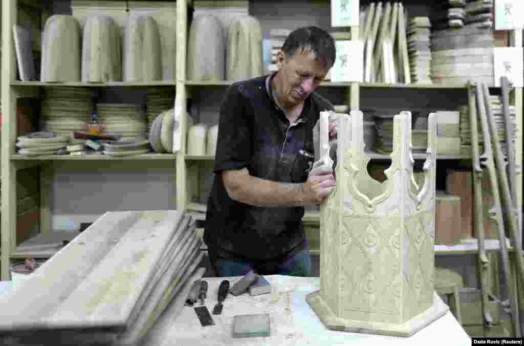 Fotografija radnika koji pravi drveni namještaj u firmi Zanat u Konjicu u julu 2018. Lalović je za AFP rekao da drvna industrija u zemlji svoj uspjeh duguje "kvalitetnim sirovinama, iskusnoj radnoj snazi i tradiciji".