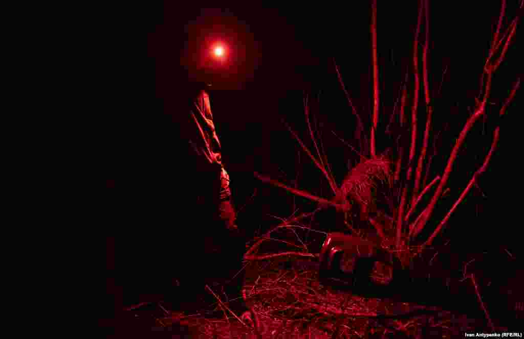 Морський піхотинець Богдан біля САУ 2С1 «Гвоздика» перед нічною роботою по позиціях противника на окупованій частині Херсонської області