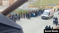 حضور نیروهای اورژانس در مدرسه دخترانه فرزانگان در شهرک پردیس سنندج در پی بروز مسمومیتهای مشکوک