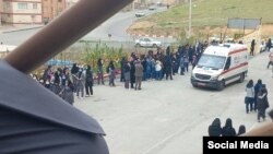 اعزام نیروهای اورژانس پس از بروز مسمومیت مشکوک با گاز در میان دانشآموزان یک مدرسۀ دخترانه در سنندج، کردستان