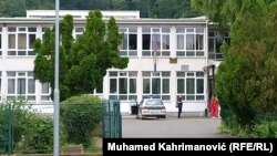 Na mjestu događaja su ekipa Službe hitne medicinske pomoći Doma zdravlja Lukavac i policija