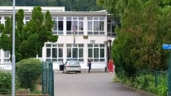 Sirene i zabrinutost umjesto dječije graje pred školom u Lukavcu Sirene i zabrinutost umjesto dječije graje pred školom u Lukavcu