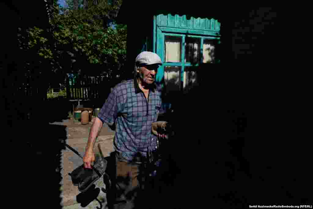 У руках – пакет з документами, кофтина, капці й паличка. «Якби вона ходила ногами, я б, можливо, не поїхав. Мені 84 роки.Ну, я їду, син дуже переживає: «Давай, виїжджай, давай їдь». Ну, тут останнім часом гучно, небезпечно.Та я і не боюся. Мені краще, що я туди поїду в Черкаську область, бо то моя батьківщина. Я там народився, але прожив тут 65 років. Звичайно прикро, що я все побудував тут, та ще і вугілля на зиму купив», – розповідає дорогою вже в машині пан Василь