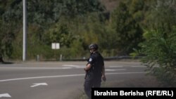Pripadnik Kosovske policije u patroli u Banjskoj, Zvečan, septembar 2023.