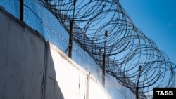 Российские оккупанты грузили украинских заключенных и вывозили из Херсонщины в Крым, а затем в колонии России