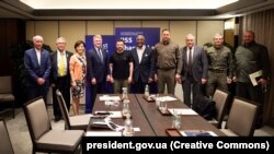 Президент України Володимир Зеленський (посередині) під час зустрічі із двопартійною делегацією Комітету із закордонних справ Палати представників Конгресу США. Сінгапур, 1 червня 2024 року