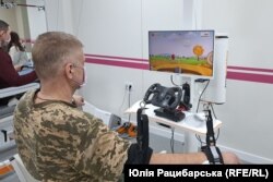 Боєць працює на тренажері