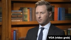 Директор оперативної групи Мін'юсту KleptoCapturе Ендрю Адамс. Скріншот із відео «Голосу Америки» 16 березня 2023 року