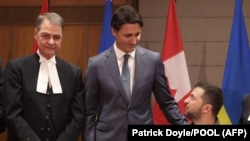 Слева направо: Энтони Рота, Джастин Трюдо и Владимир Зеленский в парламенте Канады, Оттава, 22 сентября 2023 года