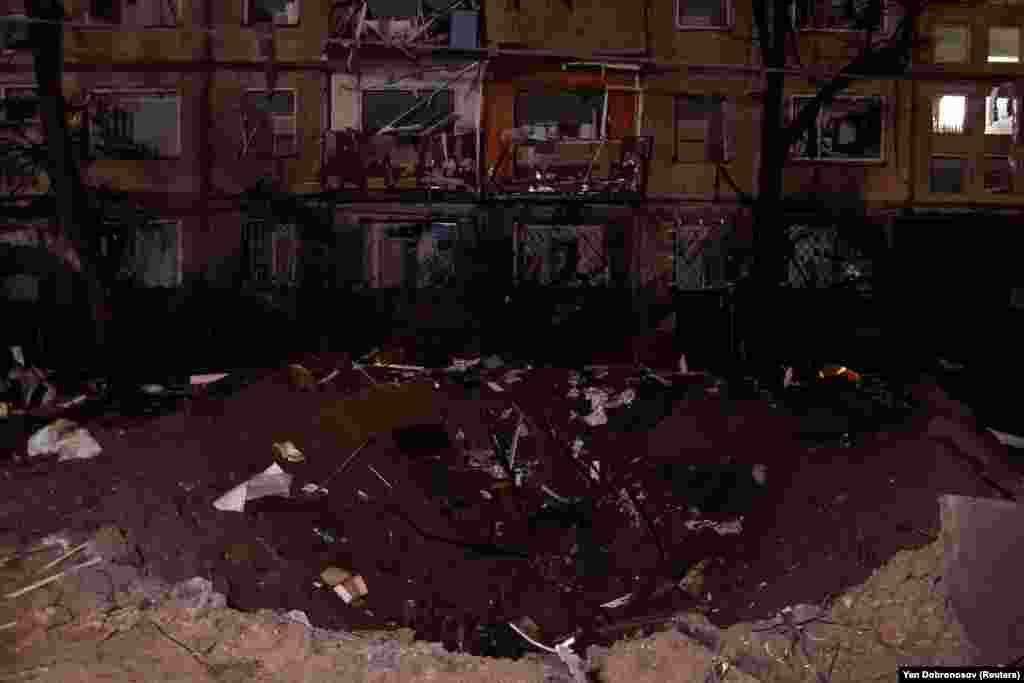 На фото: результат російського ракетного обстрілу.  Влада Києва повідомила: внаслідок нічної атаки РФ зафіксовано падіння уламків у чотирьох районах міста – у Голосіївському, Дарницькому, Деснянському та Дніпровському районах столиці