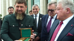 Рамзан Кадыров получает медаль за выдающийся вклад в развитие национального исследовательского центра (НИЦ) Курчатовского института. Скриншот видеозаписи из официального телеграм-канала Кадырова.