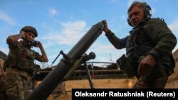 Українські військові ведуть вогонь по російських позиціях у Запорізькій області, 4 вересня 2023 року