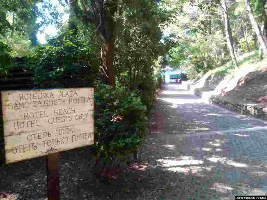 I dok je na prethodne dvije hotelske plaže moguć pristup svima koji mogu da plate ekskluzivan ugođaj, prilaz Maloj plaži u Miločeru, koju neki nazivaju Kraljičinom plažom, imaju samo hotelski gosti. Kapija je otvorena, ali vas ljubazni član obezbjeđenja opomene ako pokušate da uđete na plažu. Spa centar u njenom neposrednom zaleđu je zatvoren.  