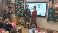 Алексей Пряжников в школе №469 в Санкт-Петербурге. Фото: официальная страница школы во "Вконтакте". 1 сентября 2023 года