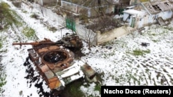 Подбитый российский танк рядом с селом Посад-Покровское, к северо-западу от Херсона. Январь 2023 года